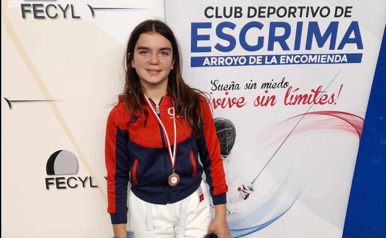 Paula Calvo en la categoría M13 luciendo su medalla de bronce 