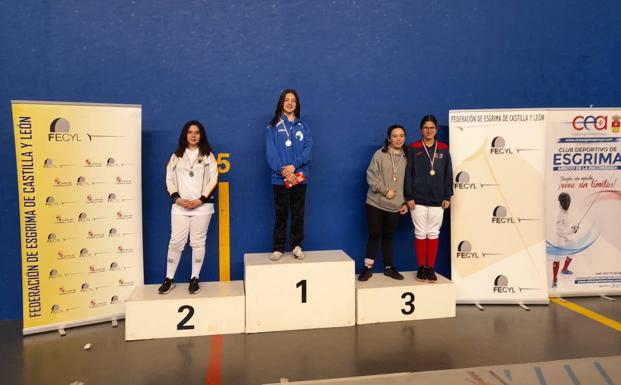 Zoe Fernández en el podio tras alzarse con el tercer puesto de su categoría M15 