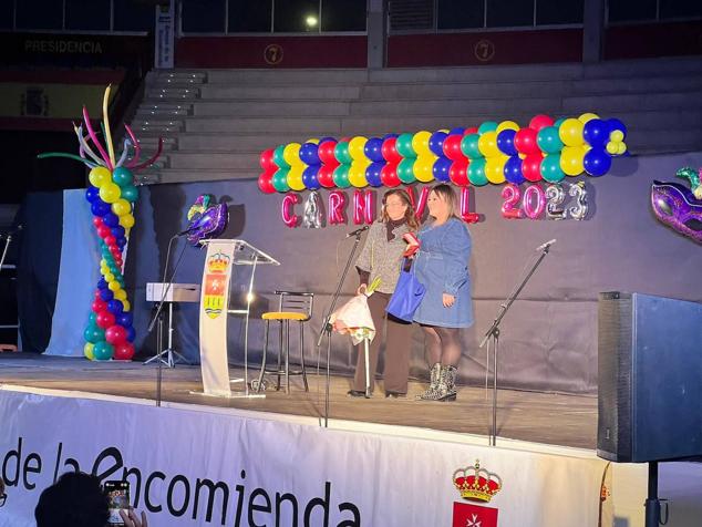 El alcalde, Sarbelio Fernández y la concejal Ana Sánchez con una de las chirigotas ganadoras del concurso 