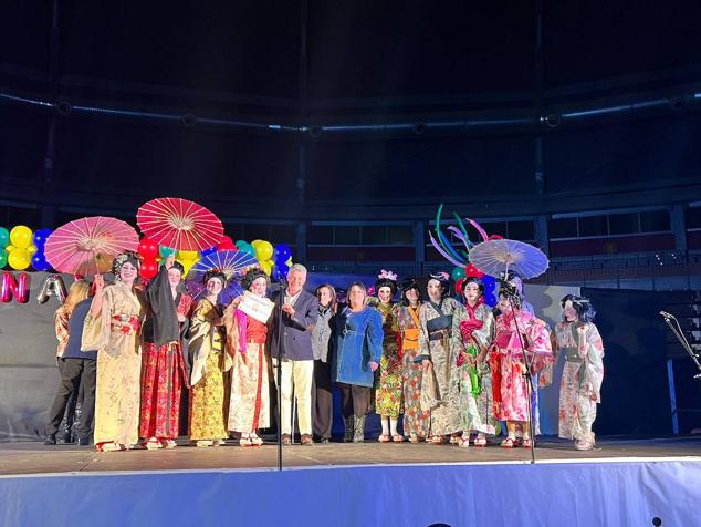 El alcalde, Sarbelio Fernández y la concejal Ana Sánchez con una de las chirigotas ganadoras del concurso 