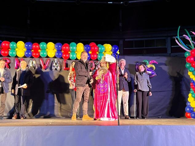 El alcalde, Sarbelio Fernández y la concejal Ana Sánchez con una de las chirigotas ganadoras del concurso 