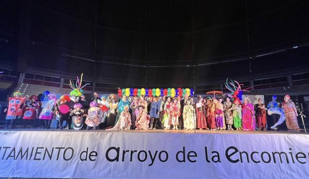 El alcalde, Sarbelio Fernández y la concejal Ana Sánchez con una de las chirigotas ganadoras del concurso 