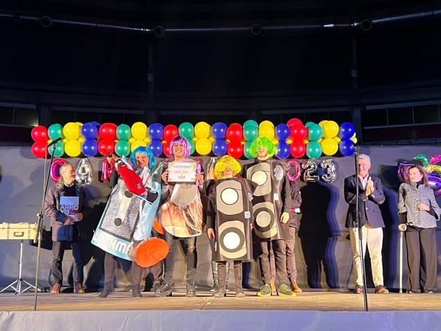 El alcalde, Sarbelio Fernández y la concejal Ana Sánchez con una de las chirigotas ganadoras del concurso 