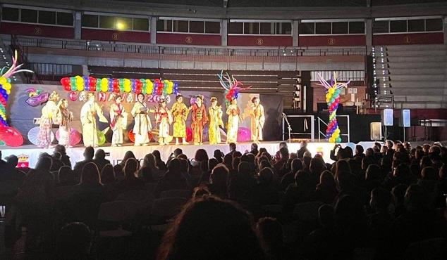 El alcalde, Sarbelio Fernández y la concejal Ana Sánchez con una de las chirigotas ganadoras del concurso 
