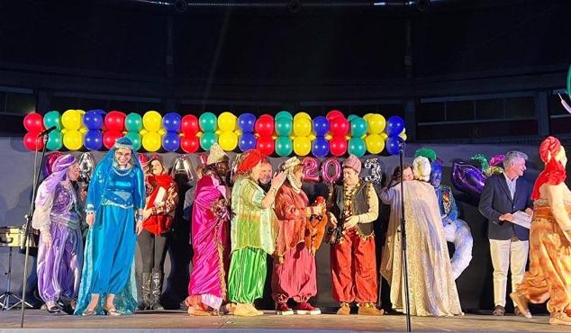 El alcalde, Sarbelio Fernández y la concejal Ana Sánchez con una de las chirigotas ganadoras del concurso 