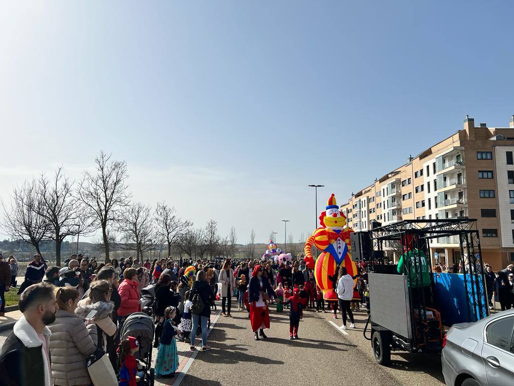 El pasacalles de carnaval de Arroyo llenó el municipio de música, alegría y color