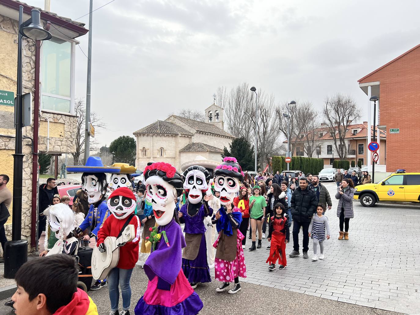 El pasacalles de carnaval de Arroyo llenó el municipio de música, alegría y color