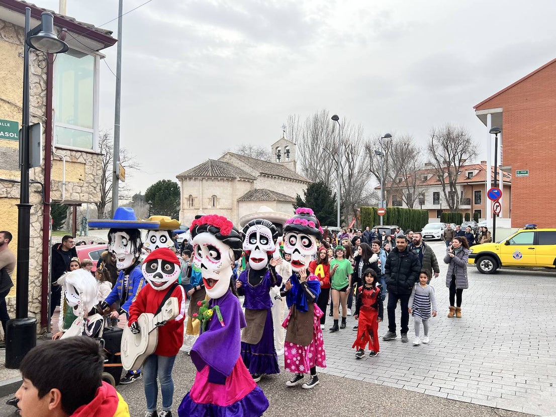 El pasacalles de carnaval de Arroyo llenó el municipio de música, alegría y color