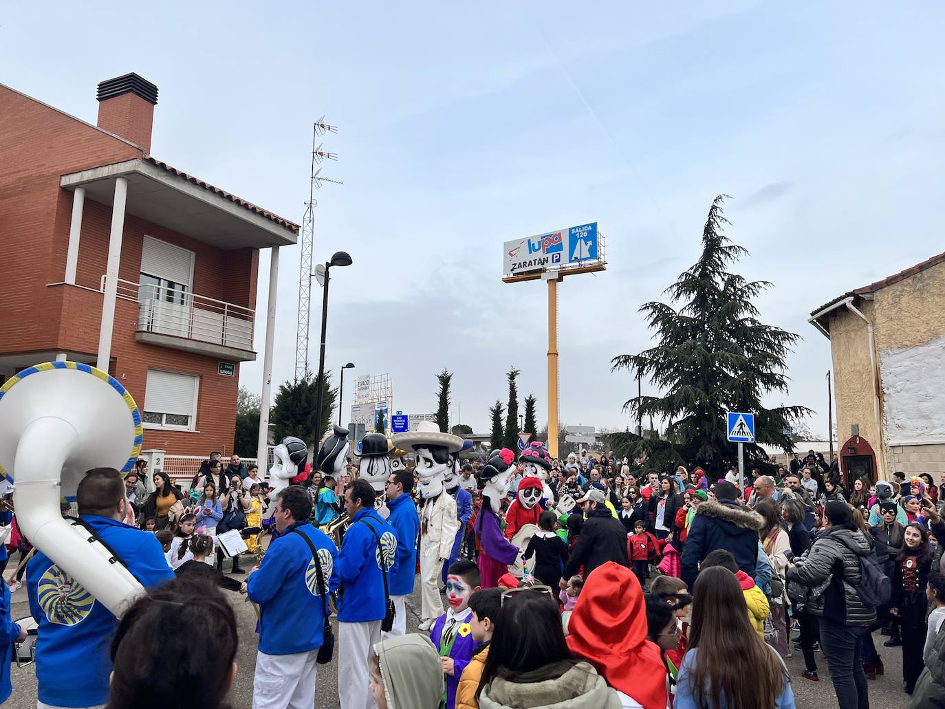 El pasacalles de carnaval de Arroyo llenó el municipio de música, alegría y color