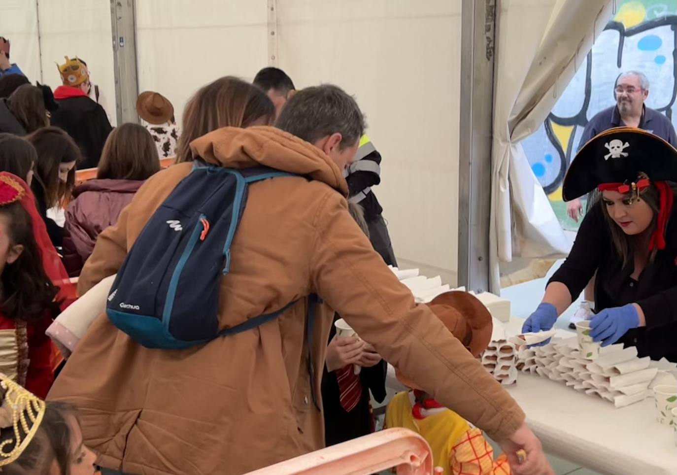 El pasacalles de carnaval de Arroyo llenó el municipio de música, alegría y color