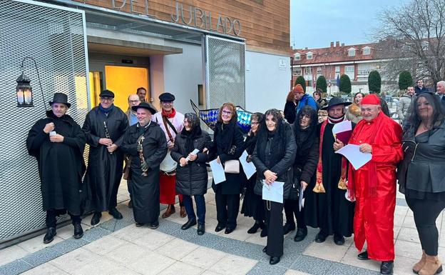 Comitiva del Entierro de la Sardina a su salida del Hogar del Jubilado 