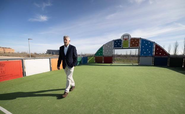 El alcalde, Sarbelio Fernández, visitando las pista multideporte de Las Lomas 