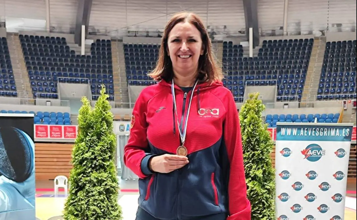 La tiradora del Club Esgrima Arroyo, Ana Olmos Linares, se trajo la medalla de bronce a Arroyo 
