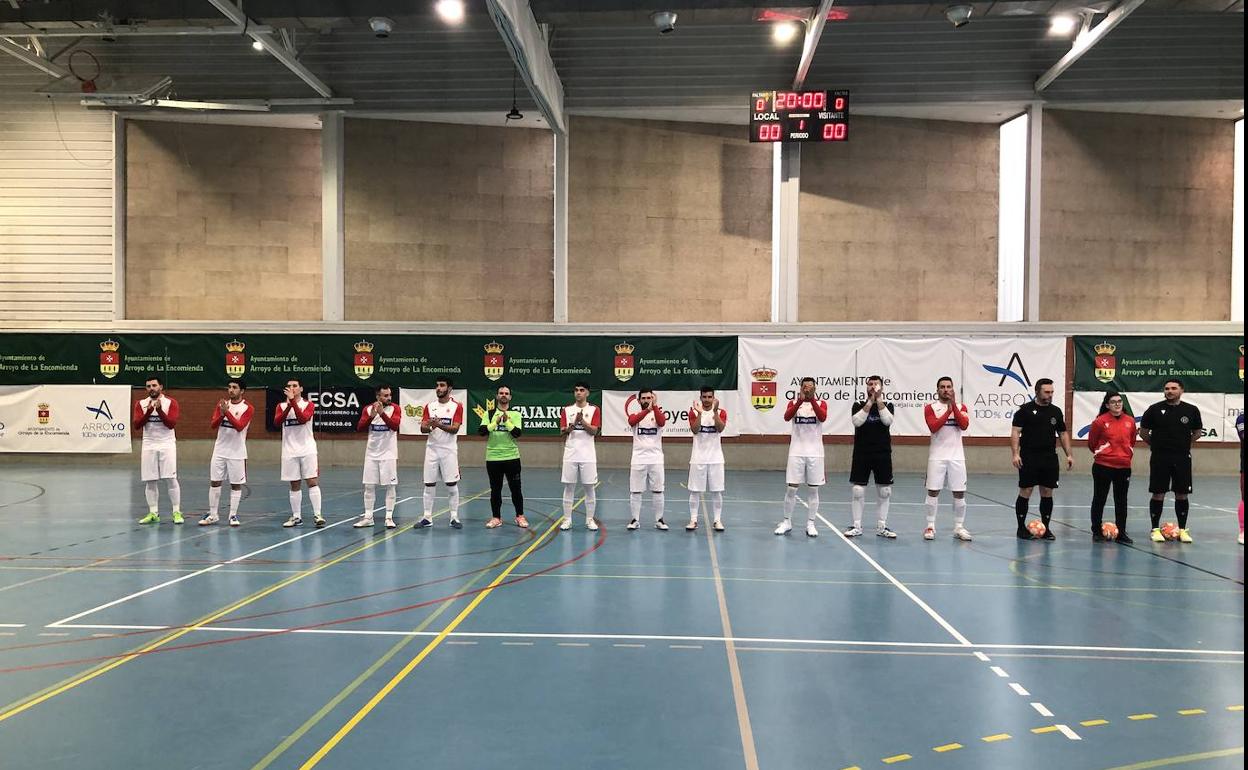 Los miembros del Unión Arroyo saludando a la afición antes del partido 