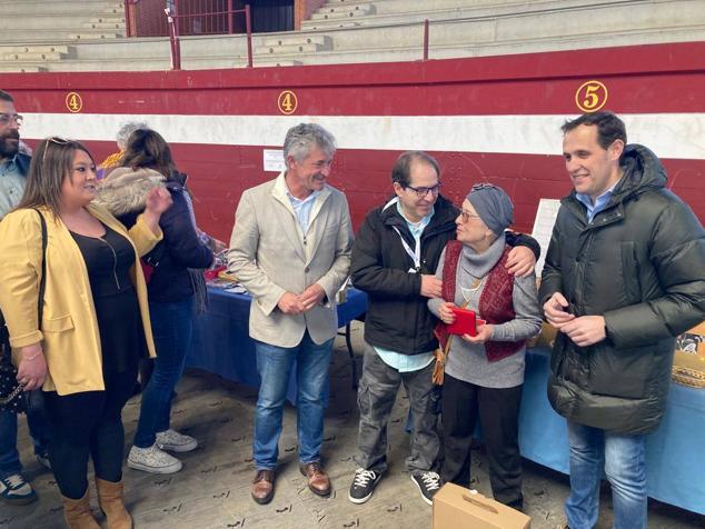800 encajeras y bolilleras se han dado cita en la Plaza de Toros de La Flecha 