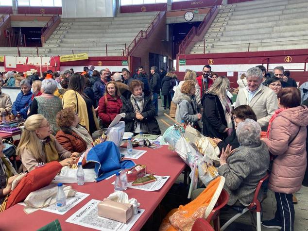800 encajeras y bolilleras se han dado cita en la Plaza de Toros de La Flecha 