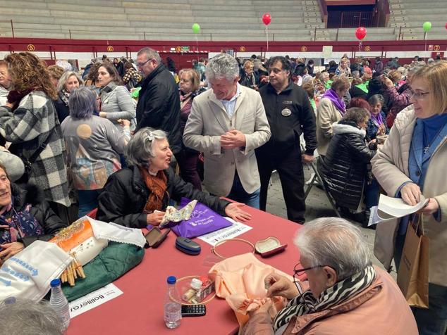 800 encajeras y bolilleras se han dado cita en la Plaza de Toros de La Flecha 