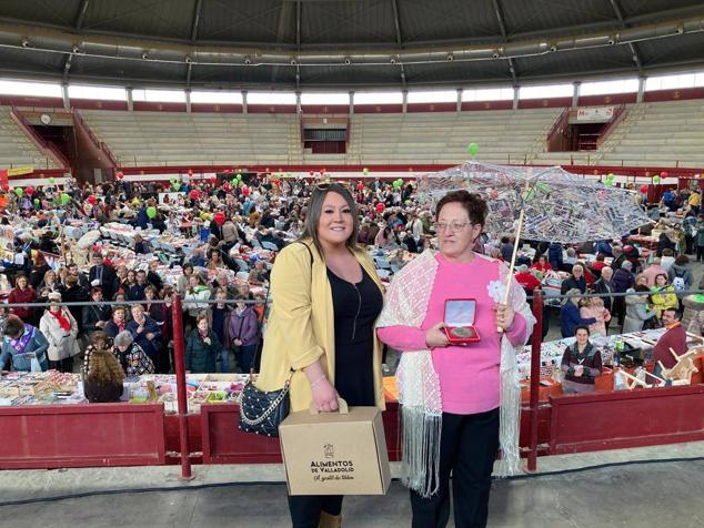 800 encajeras y bolilleras se han dado cita en la Plaza de Toros de La Flecha 