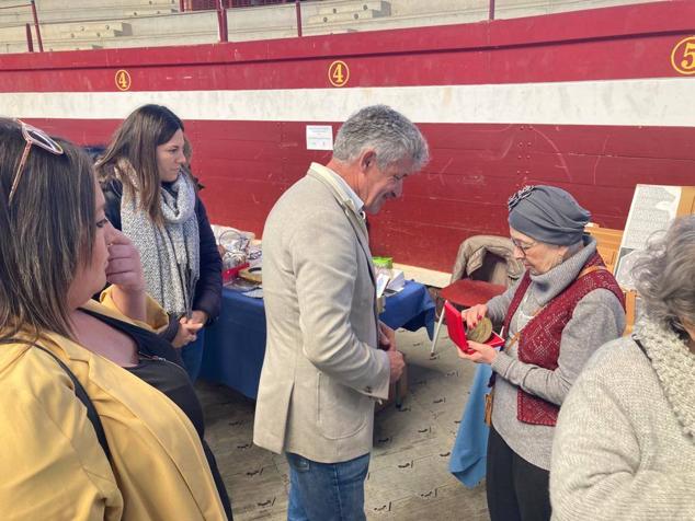 800 encajeras y bolilleras se han dado cita en la Plaza de Toros de La Flecha 