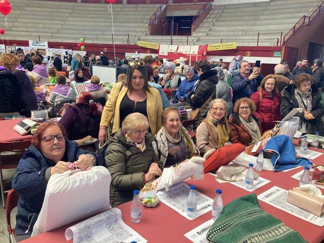 800 encajeras y bolilleras se han dado cita en la Plaza de Toros de La Flecha 