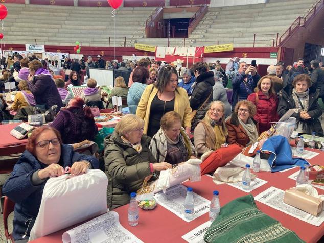 800 encajeras y bolilleras se han dado cita en la Plaza de Toros de La Flecha 
