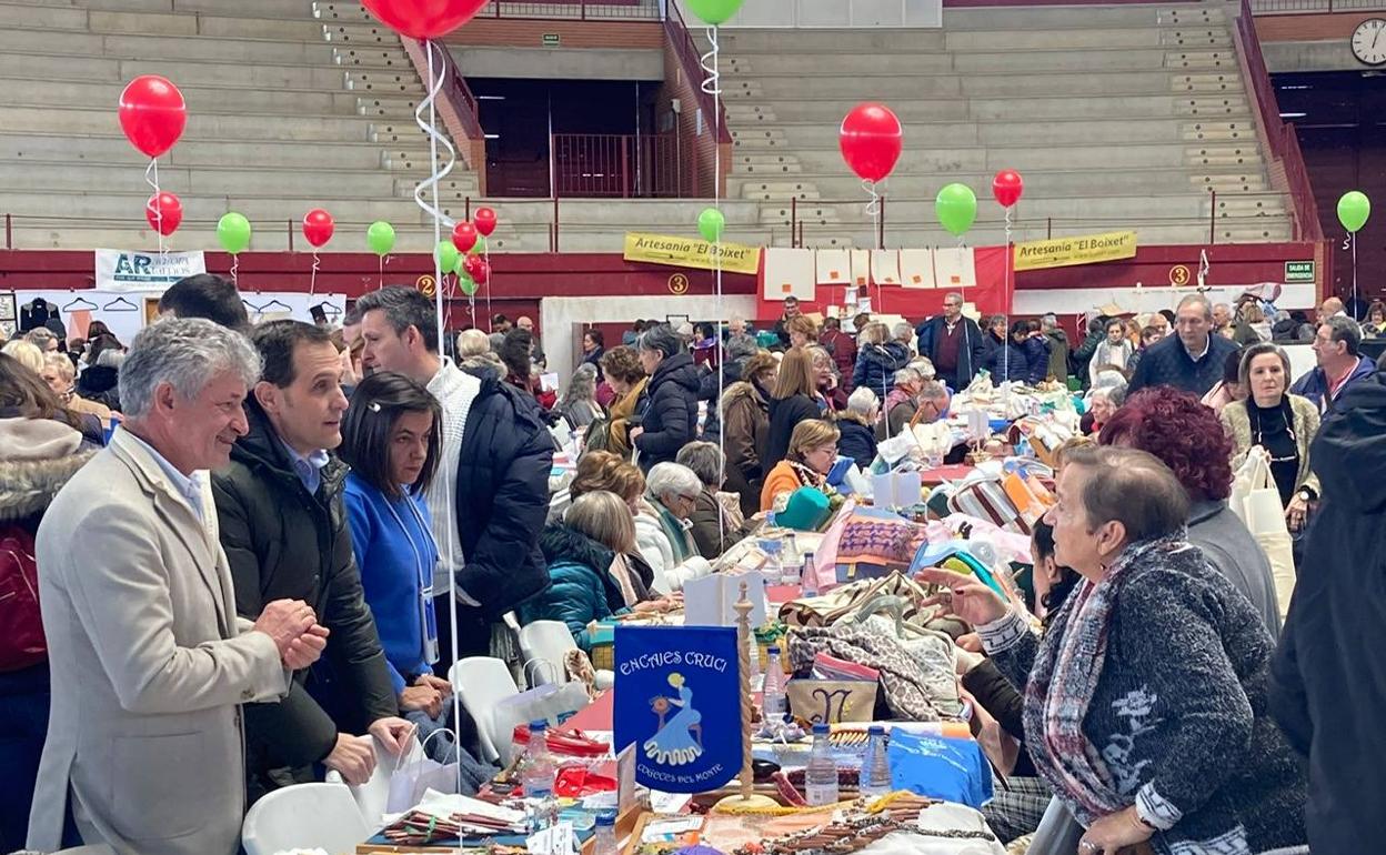El alcalde, Sarbelio Fernández y el presidente de la Diputación, Conrado Íscar, conversan con las bolilleras 
