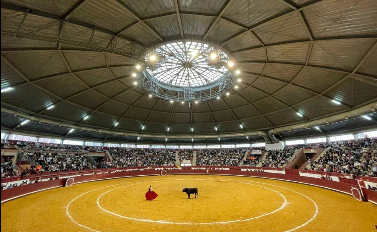 El coso de La Flecha a rebosar durante el festival celebrado en la tarde del sábado 