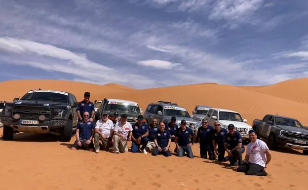 Los participantes en el Raid, en las dunas de Erg-chebbi 