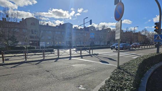 Cortes en un carril de la avenida de Salamanca para reparar un socavón