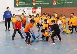 Los niños practicando diferentes juegos y deportes