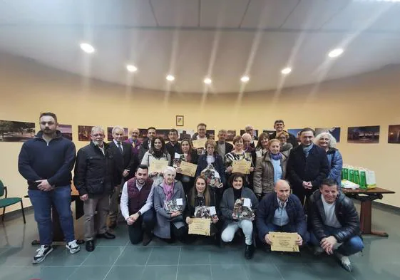 Foto de familia de los ganadores, jurado, autoridades y directiva de la Mancomunidad