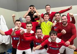 Los del Unión Arroyo celebran su victoria en el vestuario