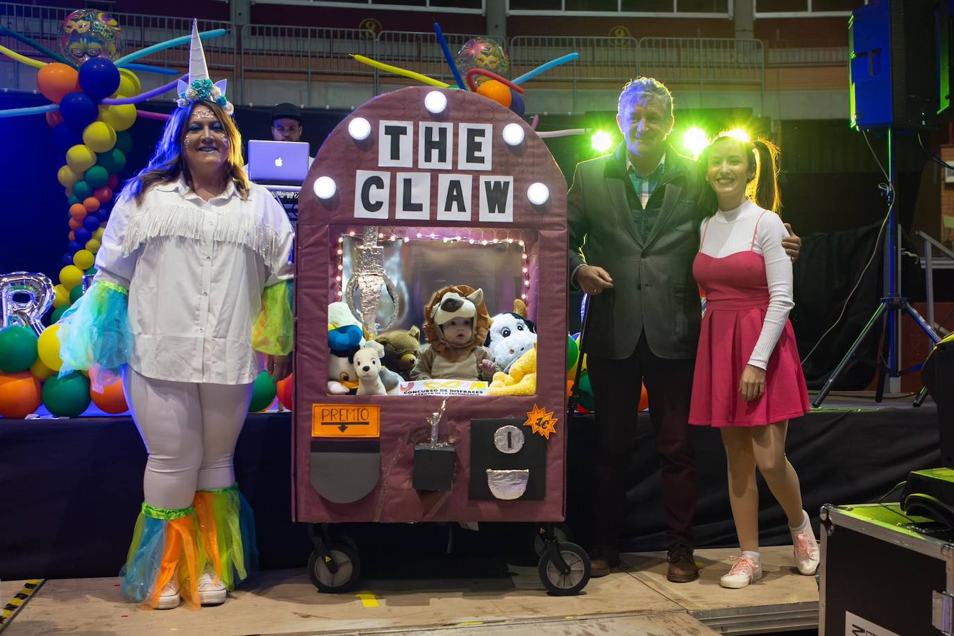La concejal, Ana Sánchez y el alcalde Sarbelio Fernández con los ganadores en la categoría infantil 'La máquina de peluches'