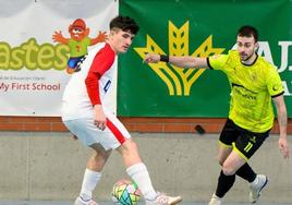 Una jugada furante el partido de estes fin de semana