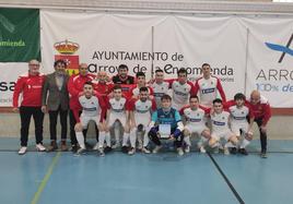 Jugadores del Unión Arroyo con el equipo técnico y el concejal de deportes