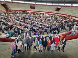 Las autoridades y las premiadas con todas las participantes al fondo