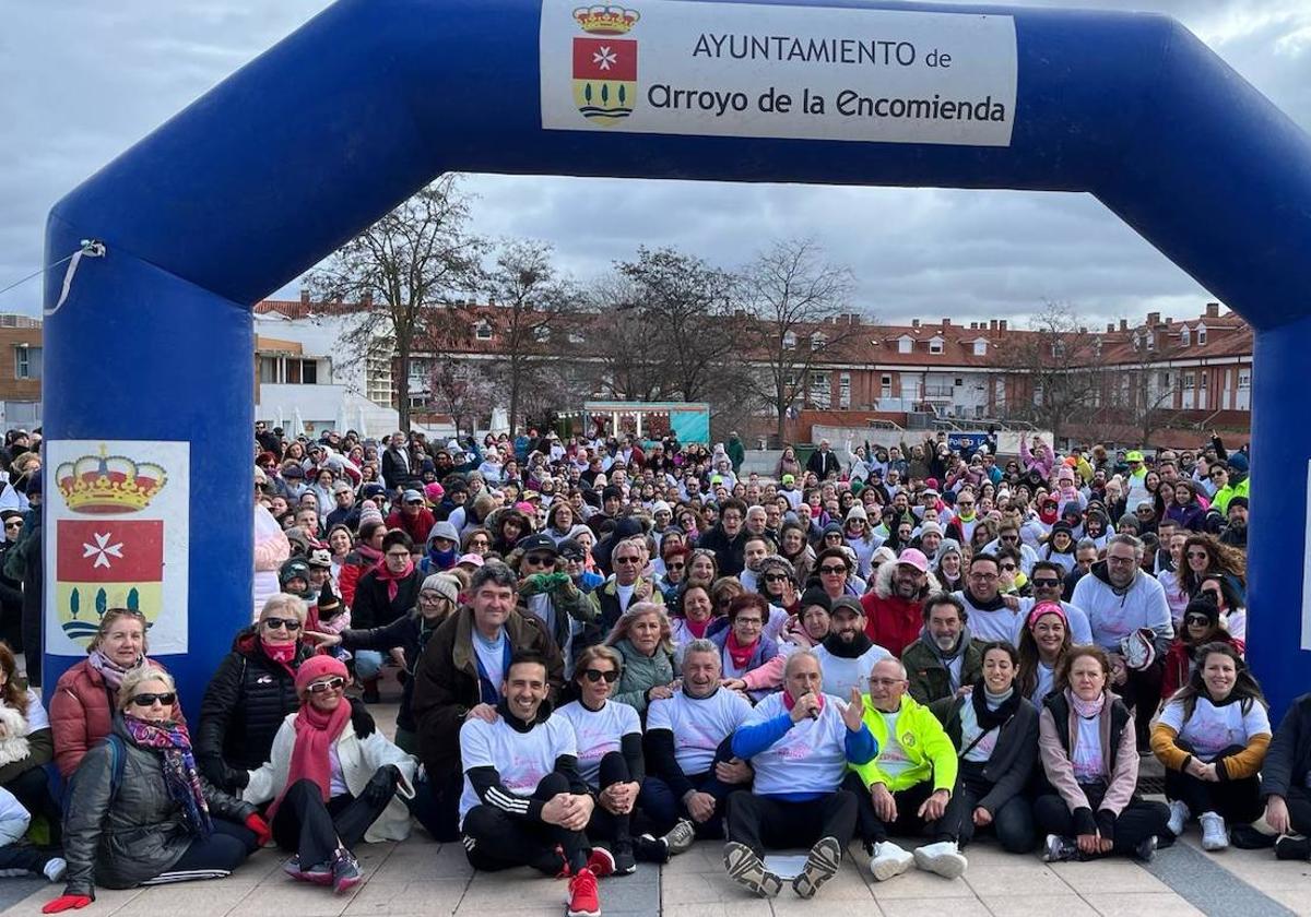 Foto de familia de los participantes en la marcha con la corporación municipal a la cabeza