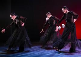 Las tres bailarinas de ARVINEDanza durante su espectáculo 'Mulier'.