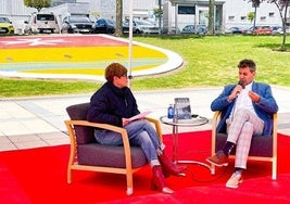 La responsable de la biblioteca municipal, Maica Renedo, en el 2023 entrevistó al periodista escritor Pablo del Río