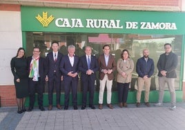 Autoridades frente a la nueva oficina de Caja Rural de Zamora en el municipio