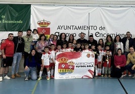 Los jugadores del equipo con el cuerpo tecnico y su afición