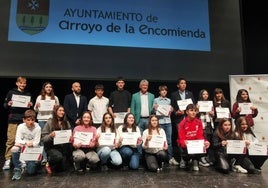 El alcalde y el concejal de Economía de Arroyo con todos los alumnos ganadores