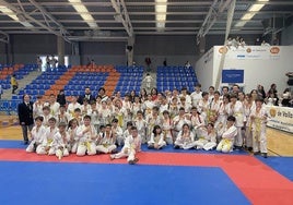 Participantes en el XXXVII Campeonato Asociación Budokan Infantil de Equipos Técnicos en el Polideportivo Pilar Fernández Valderrama de Valladolid