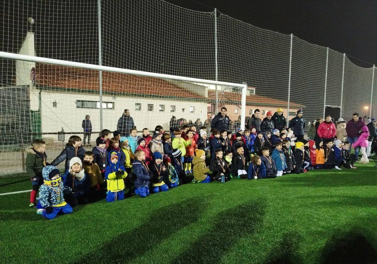 Foto de familia de los 'Chupetines' durante el XVII encuentro de escuelas Chupetines Cup en el que participaron 90 niños el pasado mes de enero.