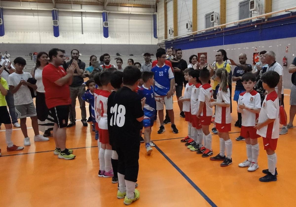 Los jugadores arroyanos celebrando el triunfo en Alcorcón