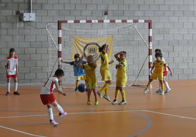 Un jugador arroyano lanza a puerta