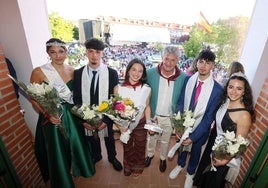 La pregonera, Lidia Mateo, junto al alcalde, Sarbelio Fernández y los reyes y reinas de las Fiestas