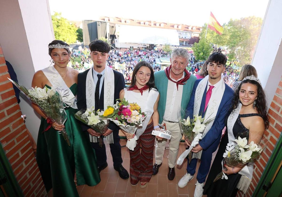 La pregonera, Lidia Mateo, junto al alcalde, Sarbelio Fernández y los reyes y reinas de las Fiestas