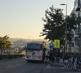Autobús cubriendo la ruta escolar