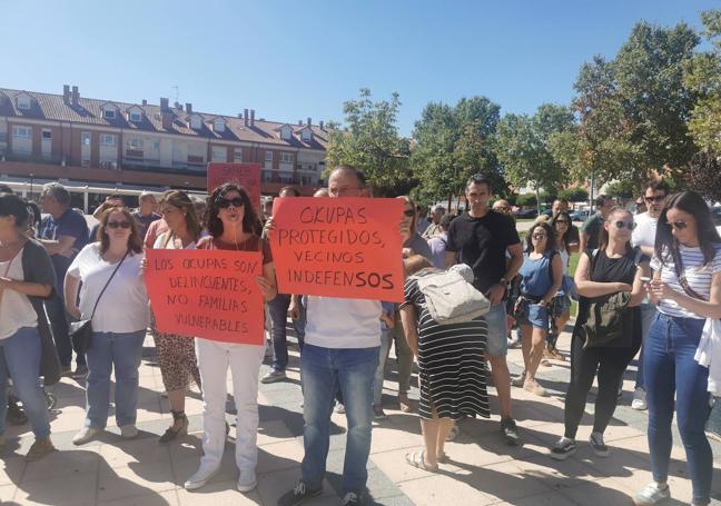Los vecinos afectados portaban pancartas de protesta